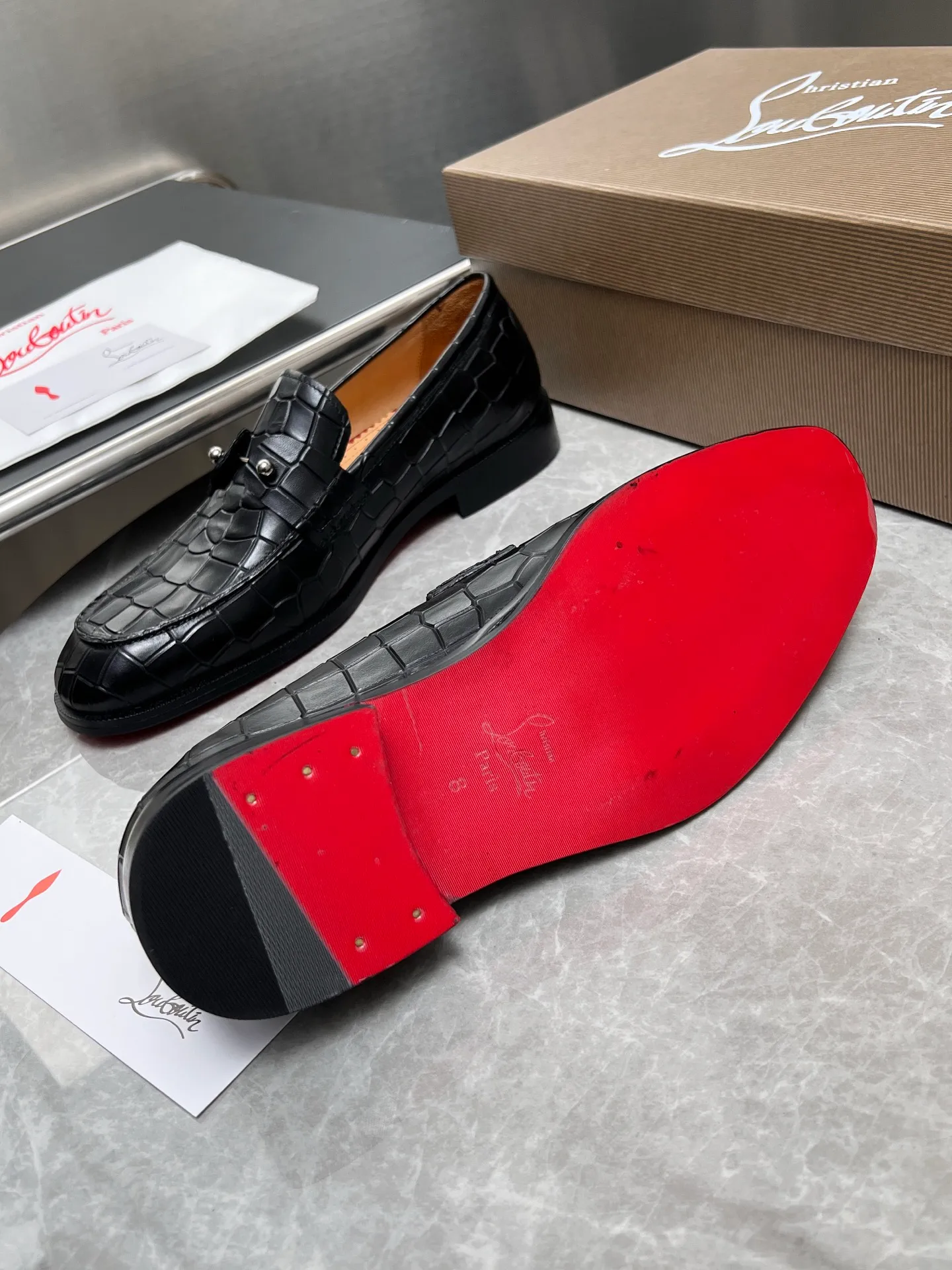 [CL red sole] Top P: 900💰 Number of yards: 39~44 (38.4546. Customized, non-refundable) CL new men's formal shoes Loaf leather shoes Christia* Loubouti* red sole shoes The red sole is luxurious and elegant, reshaping the style boundary of casual formal wear. It is extremely innovative in material selection, and creates a rich visual and tactile experience through the collision of different materials! Made of top-grade calfskin/glossy patent leather/spliced ​​technical fabric in contrasting colors. The upper is stitched by hand with fine and even stitching. It is based on the square-toe loafer shoe shape, with neat and elegant lines, which fits the toughness of men's wear. The upper is embellished with metal rivets, injecting individual details into classic loafers, breaking the mediocrity of casual shoes, and giving a concrete expression of "low-key luxury". From the original color/red cowhide lining inside the shoe to the instantly recognizable red sole, the "red sole" is not only the brand's visual identity, but also a "luxury codeword" when walking. The red sole exposed inadvertently conveys taste and identity instantly. From the innovative splicing of materials, to the personalized fusion of design, to the ingenious inheritance of craftsmanship, the Christian Louboutin men's loafer series is not only a pair of casual shoes, but also a "yuppie style" dressing weapon for men. Whether it is a casual business meeting or a casual look for daily travel, it can help you become a unique and stylish man in every occasion with its "red Loaf" attitude.